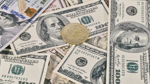 Una pila de billetes de cien dólares para mostrar cuánto pueden ganar los influencers de Instagram en la plataforma. 