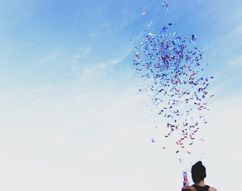一個女人向天空發射派對爆竹 Instagram 比賽獲勝者。 
