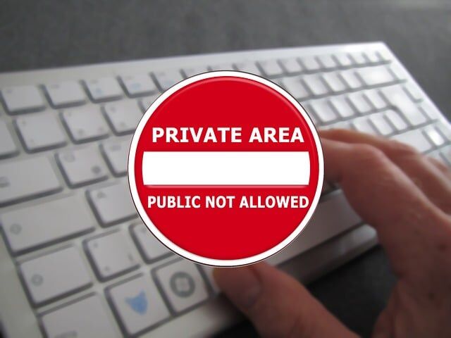 sign-105499_640 | Path Social Cartel rojo y blanco "Zona privada prohibido el paso al público" con teclado de fondo.