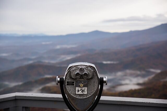 coin-operated-2576767_640 | Path Social Prismáticos de monedas de plata con vistas a las montañas.