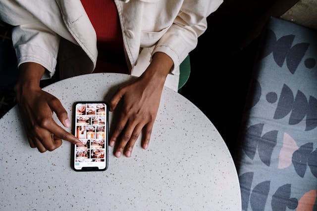 pexels-cottonbro-5053845 | Path Social 穿著白色長袖襯衫的人使用銀色 iPhone 捲動圖片。