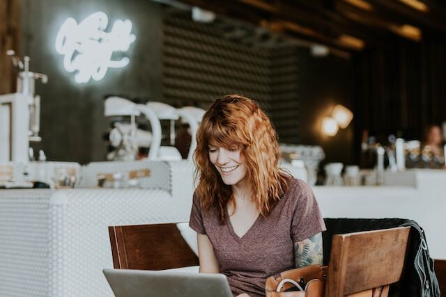 brooke-cagle-WHWYBmtn3_0-unsplash | Path Social Donna che lavora su un computer portatile.