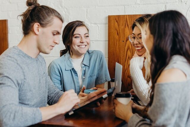 brooke-cagle-uHVRvDr7pg-unsplash-1 | Path Social Een groep mensen die sterk in gesprek is.