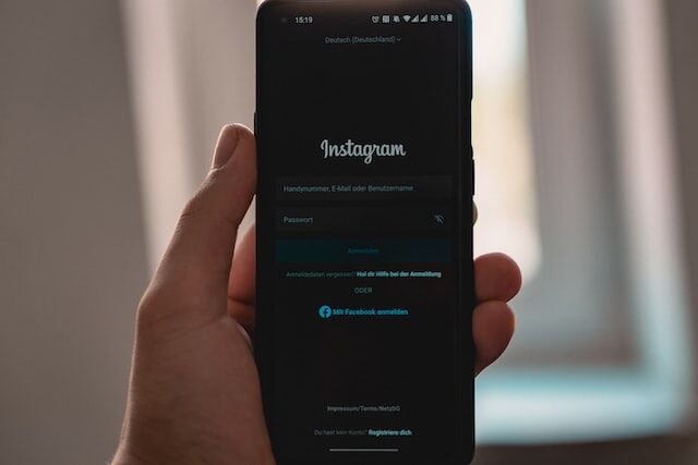 cedrik-wesche-4Kb_U5iZG8Y-unsplash | Path Social Instagram 로그인 화면이 표시되는 휴대폰 화면.