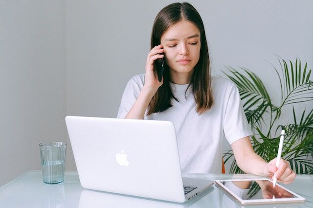 pexels-anna-shvets-3987034 | Path Social 女子正在講電話,並在平板電腦上做筆記。