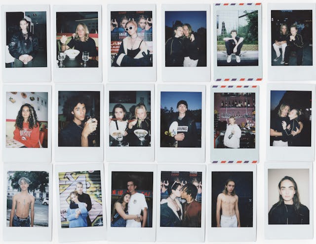 pexels-elena-rubtsova-12172015 | Path Social Tre file di candide Polaroid di adolescenti.