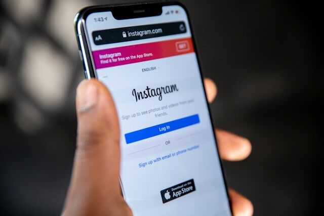 solen-feyissa-KWZa42a1kds-unsplash | Path Social Una persona sostiene un teléfono con una página de acceso a Instagram abierta.