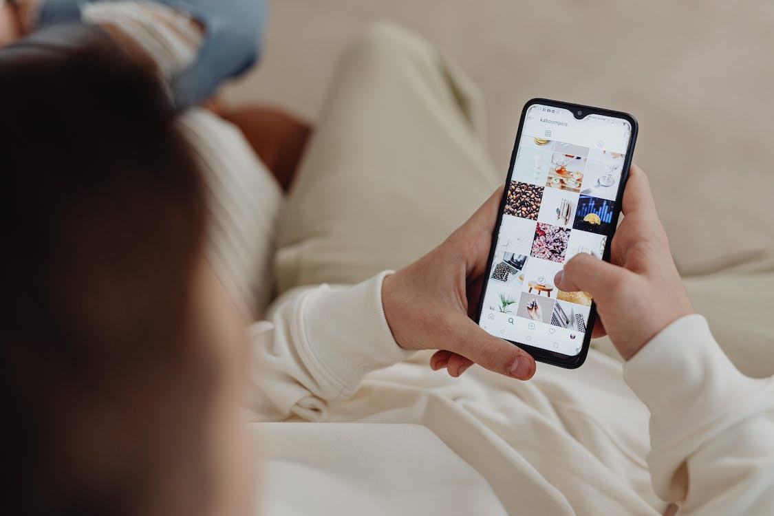 pexels-photo-6255898 | Path Social Iemand bladert door een galerie op Instagram .