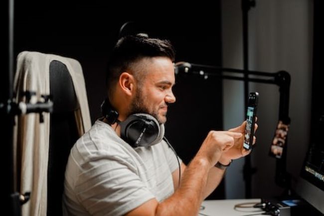 Ecranul telefonului afișează tabloul de bord Instagram Insights.