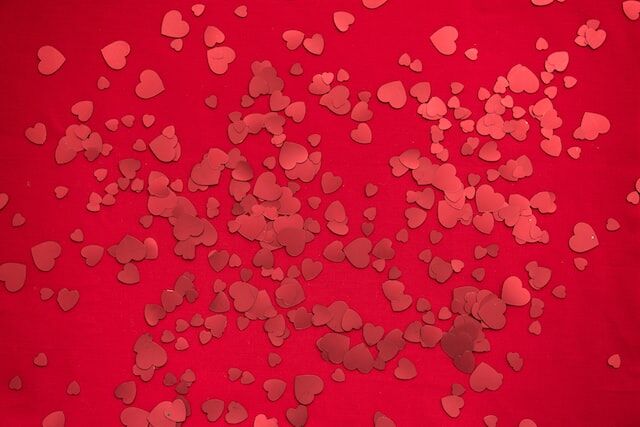 Des cœurs rouges découpés représentant des likes Instagram .