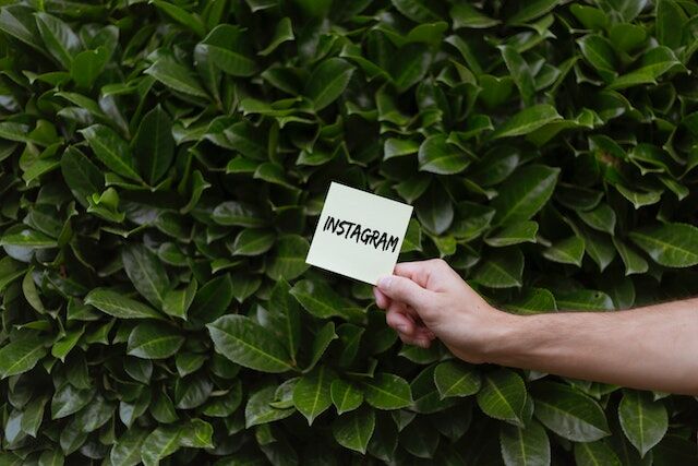 Palabra "Instagram" escrita en un papel