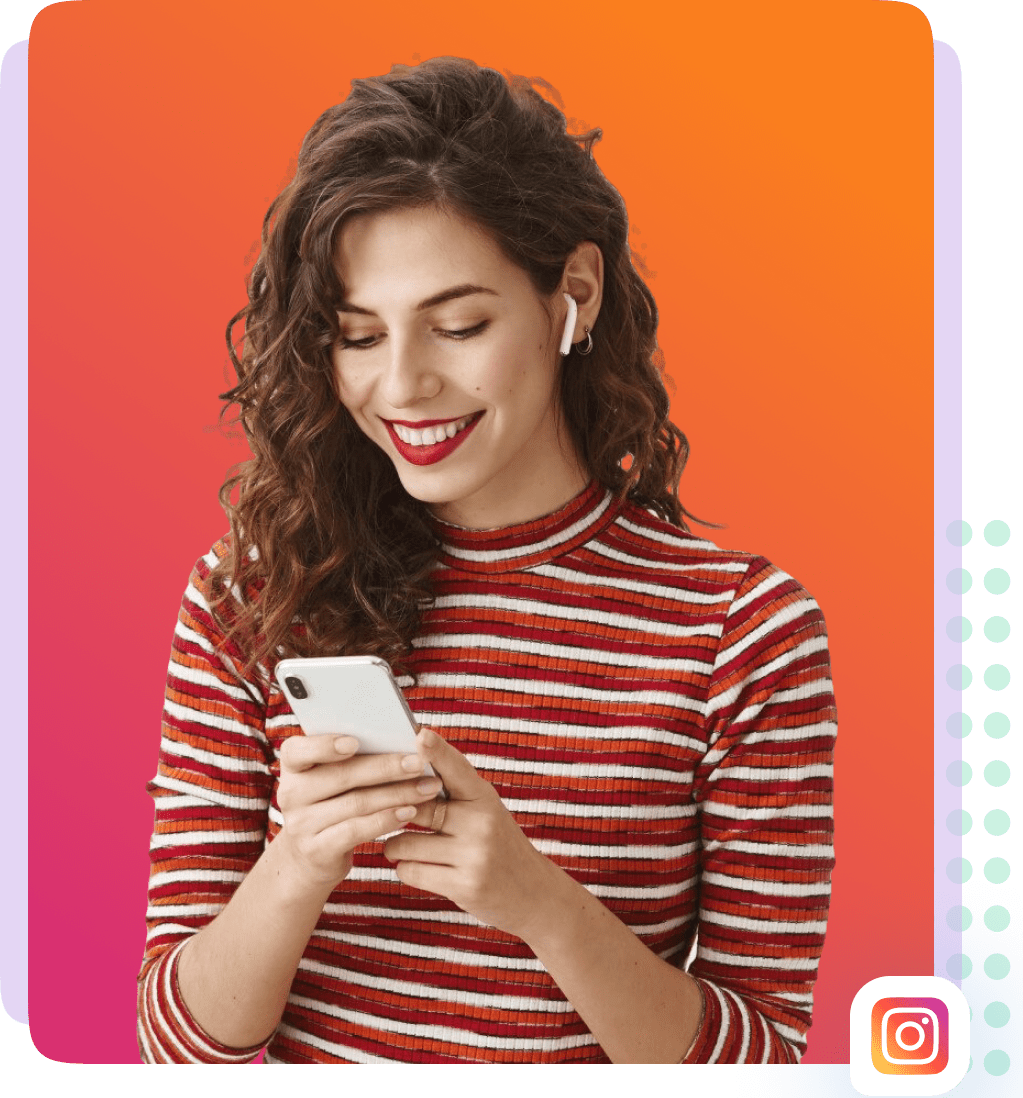 رسم Path Social لامرأة مبتسمة تستخدم أداة تدقيق مجانية على Instagram على هاتفها، مع وجود نوافذ منبثقة للإشعارات حولها.