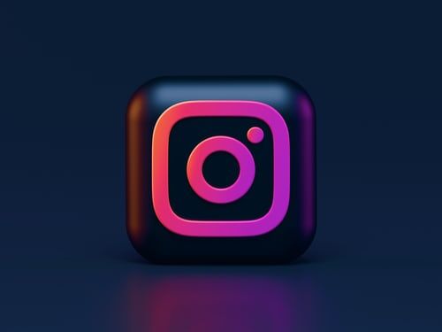 Leer hoe je het pictogram Instagram kunt veranderen in dit donkerblauwe en levendige roze. 