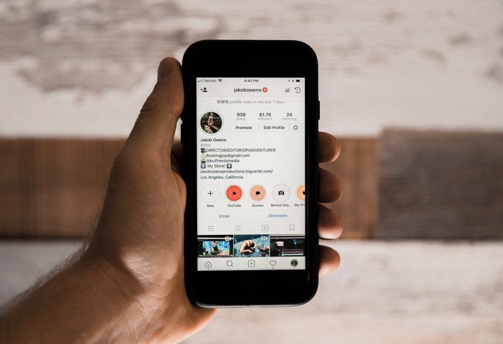 Instagram 、フォローバックしたユーザーからInstagram 、フォロワー数が表示される電話画面。