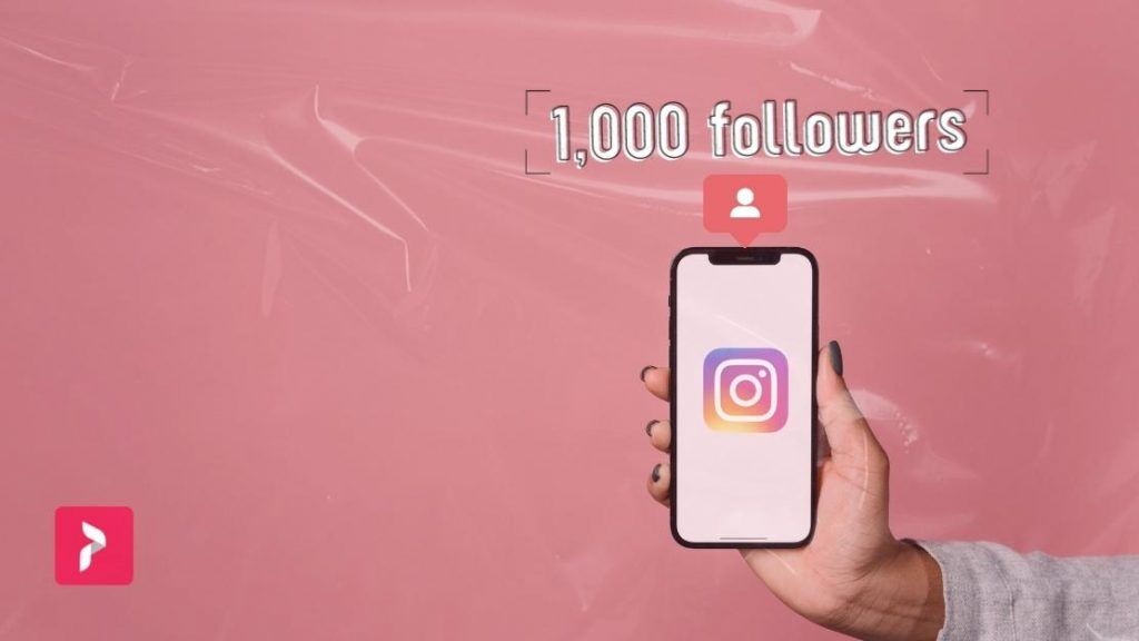 Path Social graphique et filtre rouge sur une main tenant un téléphone avec le logo Instagram sous le texte 1,000 followers.