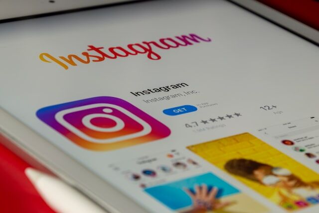 O tabletă albă care afișează pagina oficială a Instagram.