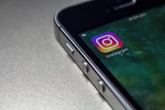 Imaginea unui smartphone cu sigla Instagram pe ecran