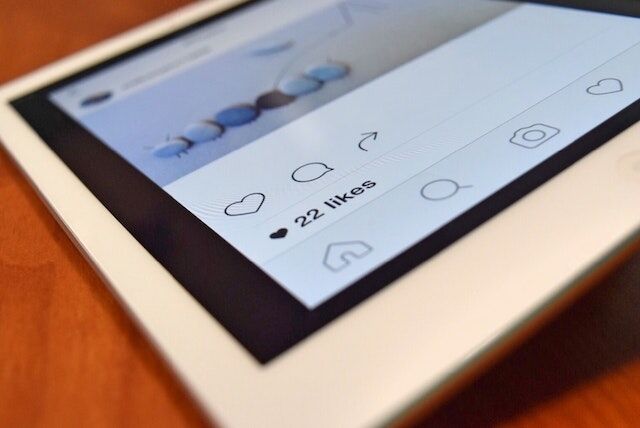 Un tablet con Instagram sullo schermo con 22 like che rappresentano i veri follower di Instagram .
