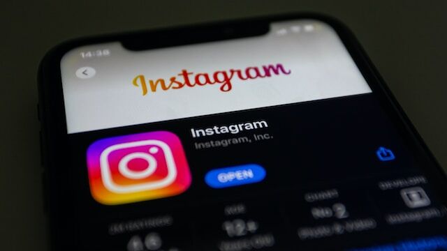 Een afbeelding van de toepassing Instagram die op de telefoon is geïnstalleerd en nu kan worden geopend.
