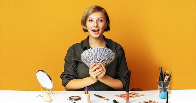 Make-up influencer met dollarbiljetten in haar hand.