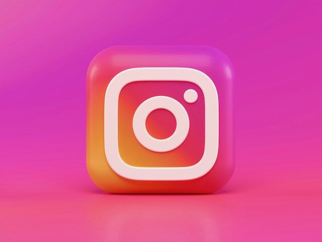 Instagram 로고가 분홍색 배경과 함께 표시됩니다.