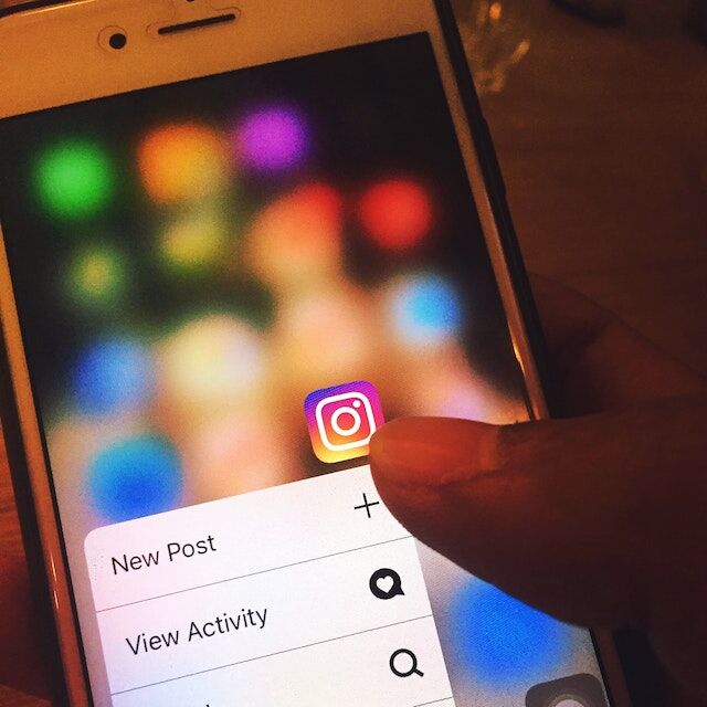 手机萤幕上的Instagram应用程序特写。