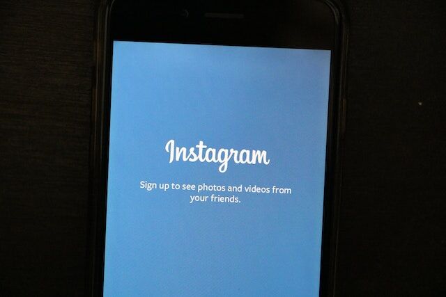 打开显示instagram应用程序的手机。